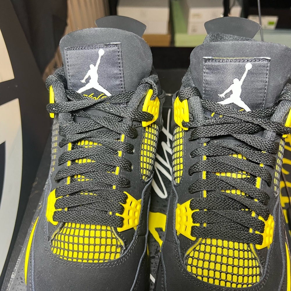 Jordan 4s Thunder - Picture 4 of 8